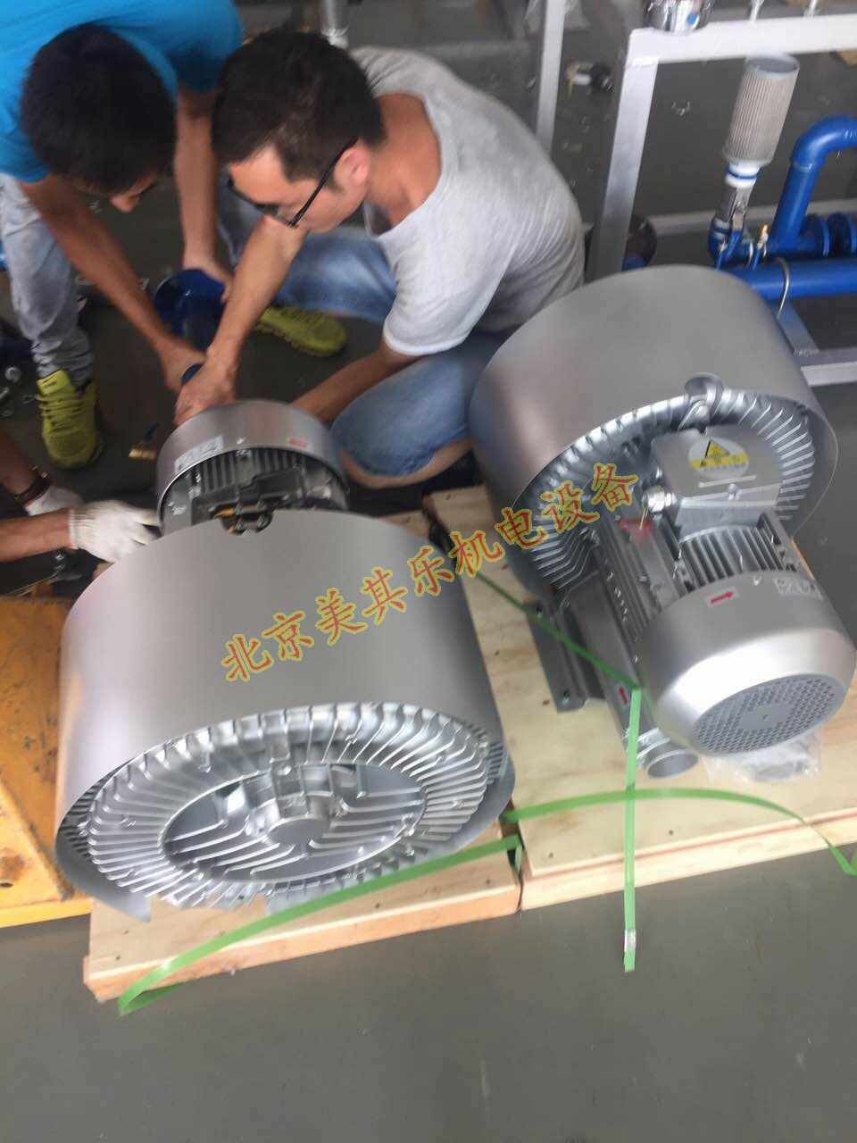 5.5kw雙葉輪高壓風(fēng)機(jī)用于增壓傳送系統(tǒng)安裝現(xiàn)場